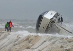 rimini-barca-a-vela-contro-gli-scogli-morti-e-dispersi_29201.jpeg